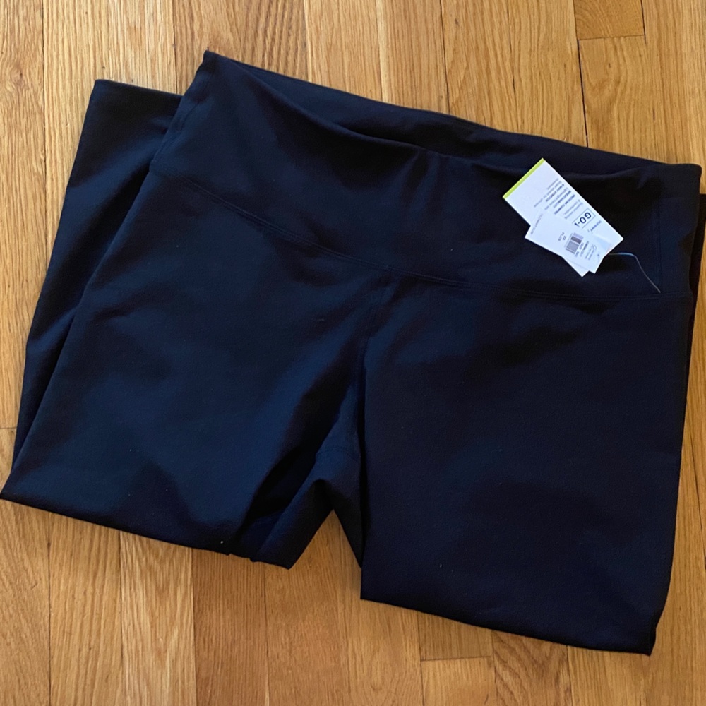 Women’s Old Navy NWT plus 2x medium compression Go Dry leggings.  Reg length.